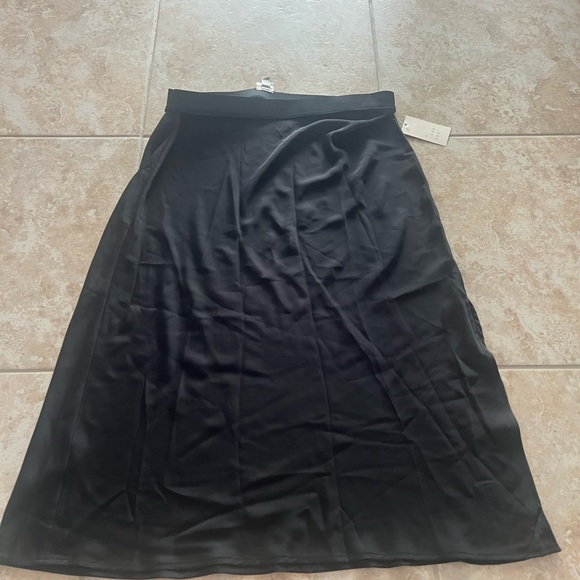 Elegant Black Women's Skirt - Picture 1 of 6